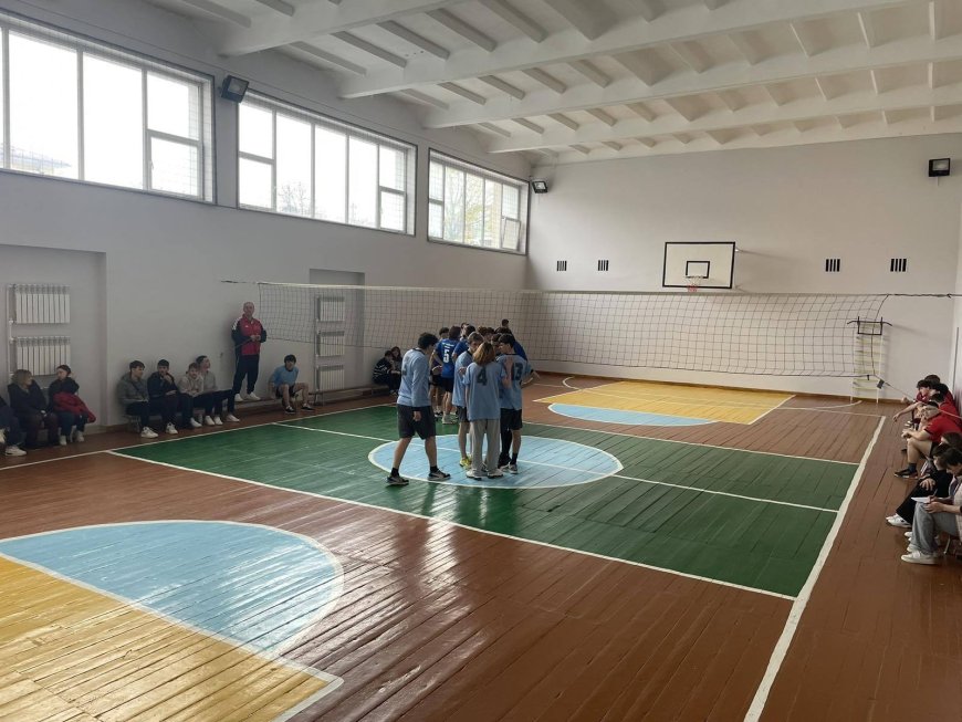 Continuăm competițiile sportive la volei (echipe masculine) între instituțiile preuniversitare din sector.