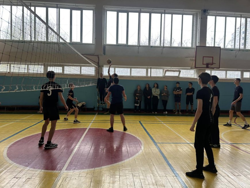 Continuăm competițiile sportive la volei (echipe masculine) între instituțiile preuniversitare din sector.