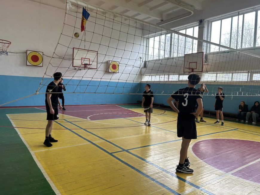Continuăm competițiile sportive la volei (echipe masculine) între instituțiile preuniversitare din sector.