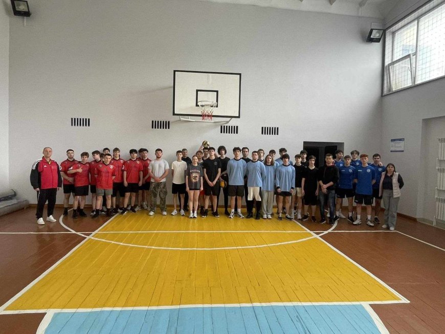 Continuăm competițiile sportive la volei (echipe masculine) între instituțiile preuniversitare din sector.