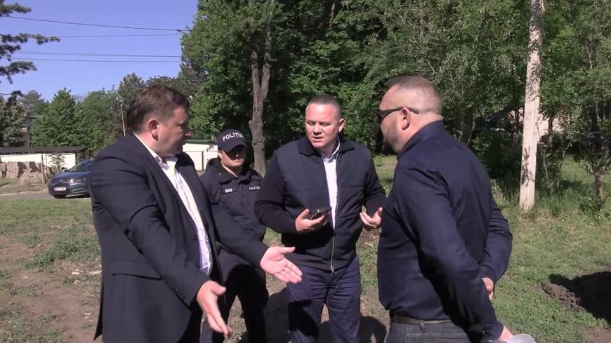 În Scuarul „Nicolae Dimo”, 7/3, unde, în noaptea de 8 spre 9 mai, au fost defrișați, într-un act grav de vandalism, 40 de copaci plantați de Primăria Chișinău.