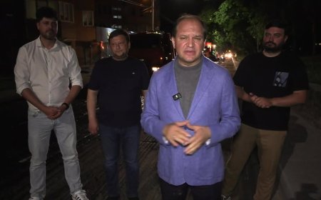 La această oră pe strada Nicolae Dimo din sectorul Rîșcani se pune primul strat de asfalt. Strada este reabilitată.