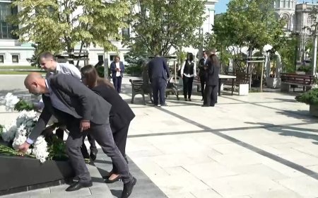 Conducerea Primăriei Chișinău depune flori la bustul lui Mihai Eminescu din Scuarul Eminescu