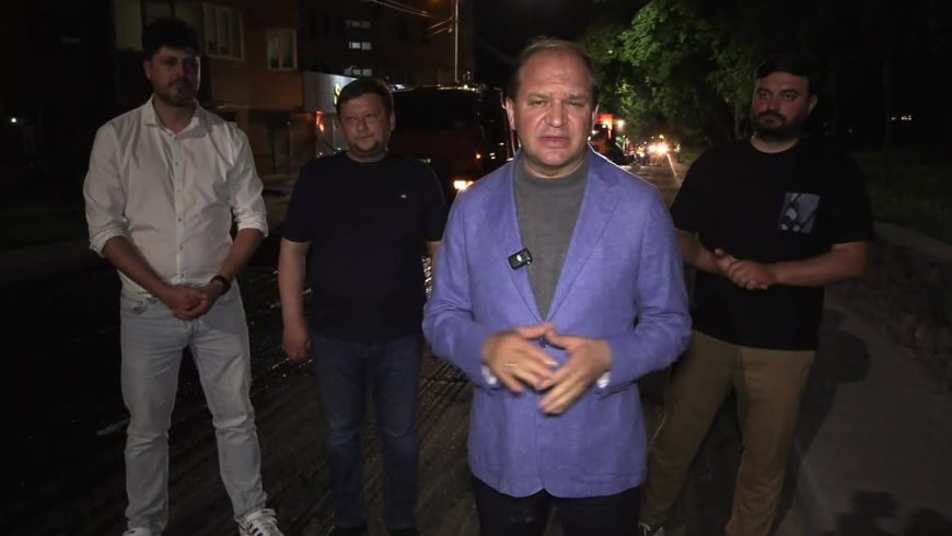 La această oră pe strada Nicolae Dimo din sectorul Rîșcani se pune primul strat de asfalt. Strada este reabilitată.