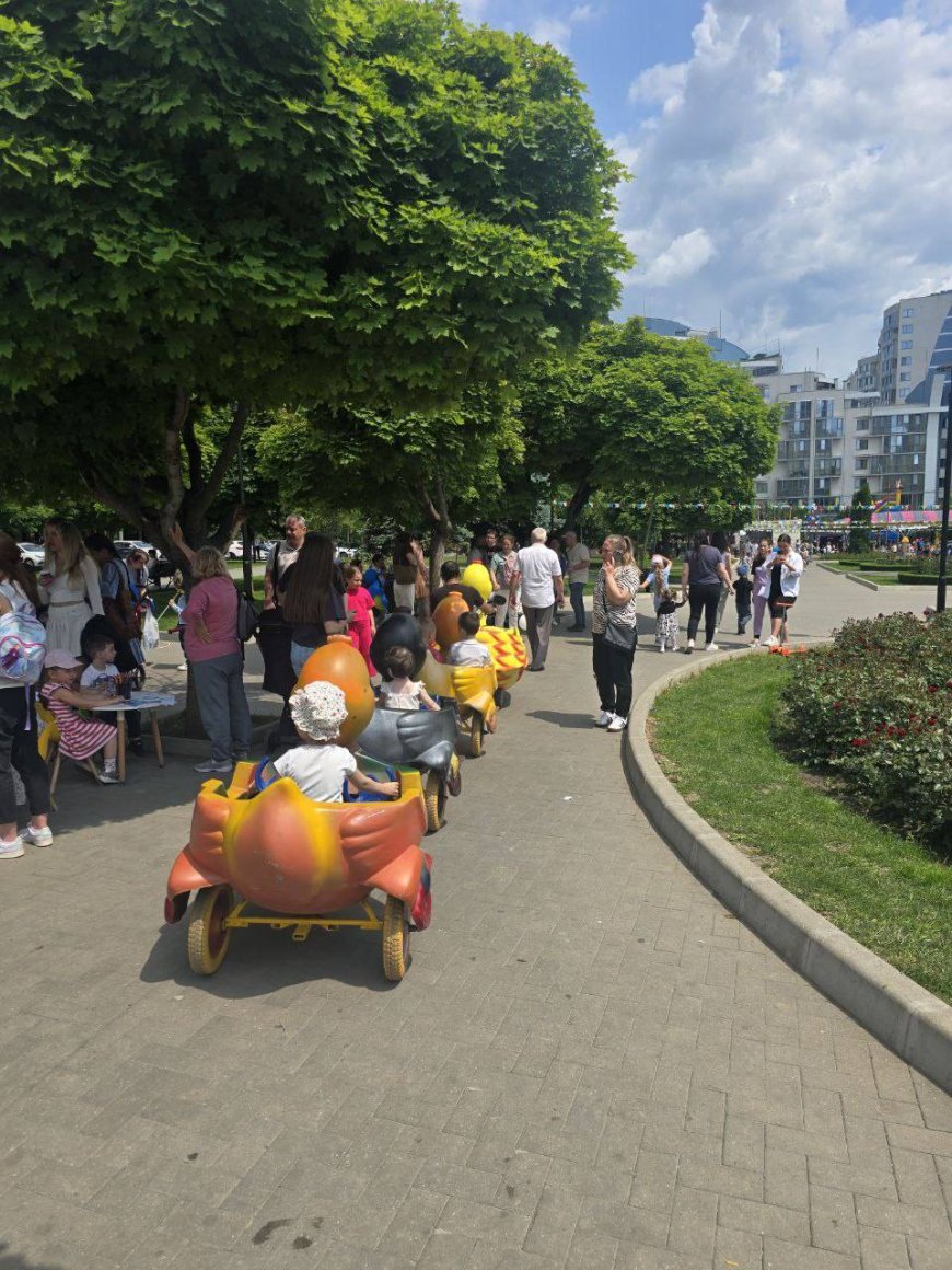 Copilăria este locul unde zâmbetele sunt sincere și bucuriile – fără margini.