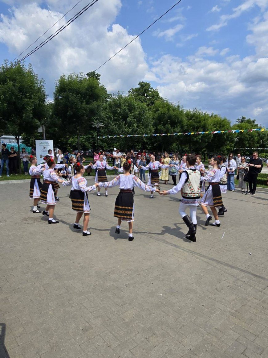 Copilăria este locul unde zâmbetele sunt sincere și bucuriile – fără margini.