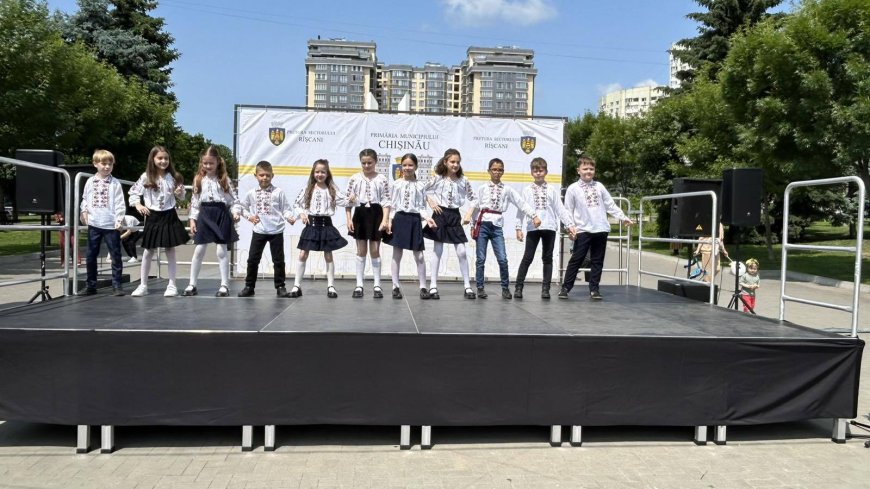 Copilăria este locul unde zâmbetele sunt sincere și bucuriile – fără margini.