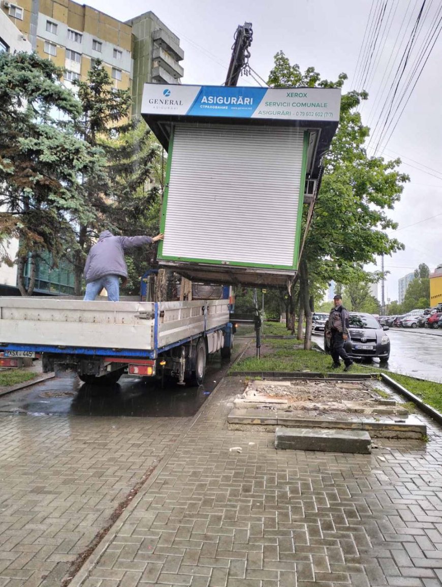 Lucrări de demontare și evacuare a gheretelor continuă în sectorul Rîșcani al capitalei.