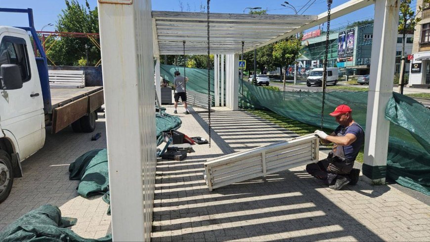 Renovarea leagănelor de pe aleea „Grigore Vieru”