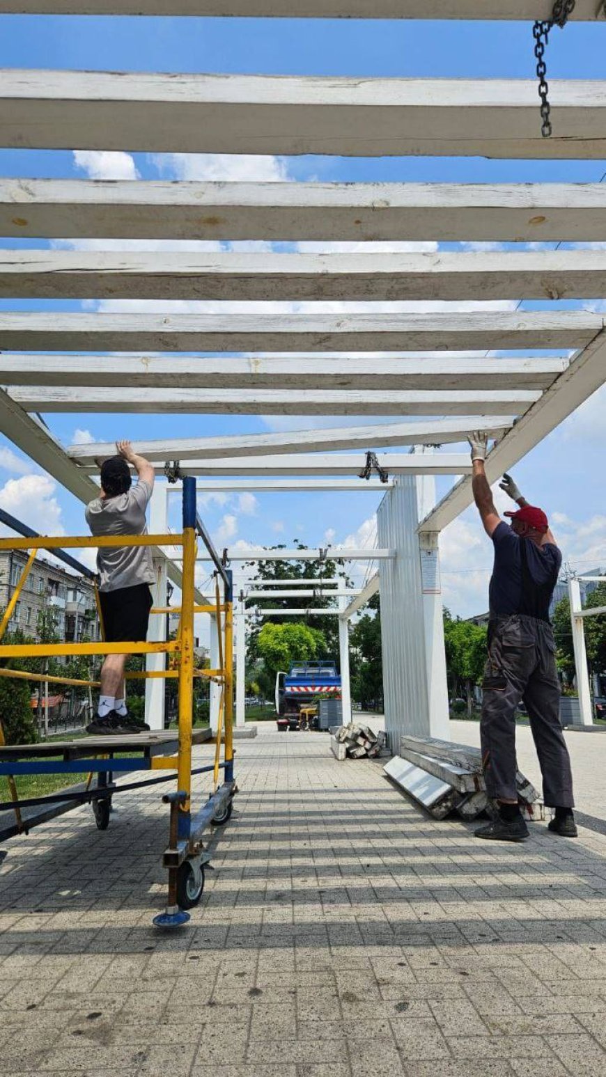 Renovarea leagănelor de pe aleea „Grigore Vieru”