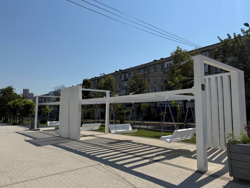 Lucrările de reparație a leagănelor pe aleea din bd. „Grigore Vieru” , au fost finalizate.