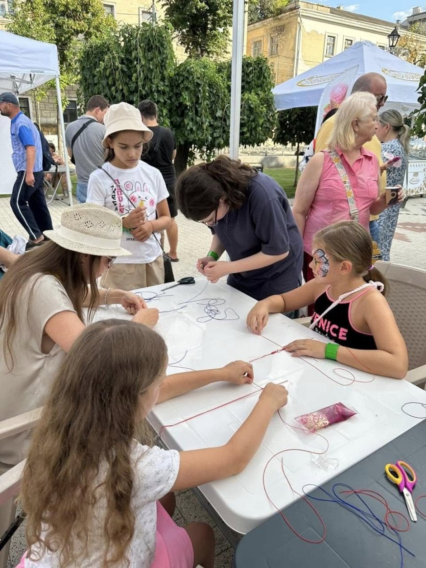Direcția Generală Educație, Tineret și Sport, în perioada 18–20 iulie 2025, pe strada pietonală Eugen Doga, în cadrul Festivalului „Te salut, Chișinău!”