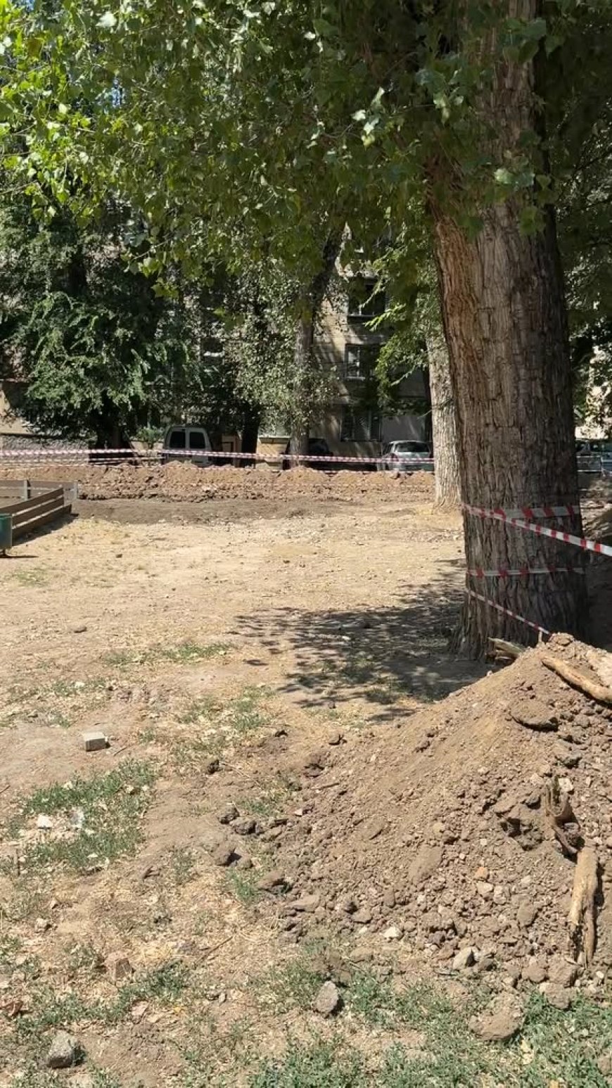 În zeci de curți de bloc din toate sectoarele, realizăm lucrări de reparații și amenajare.
