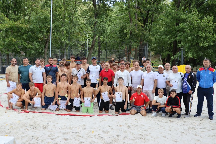 În acest week-end, în pădurea - parc „Dumitru Rîșcanu”, a avut loc Turneul la lupte pe plajă destinat categoriilor de vârstă U-15 și U-17.