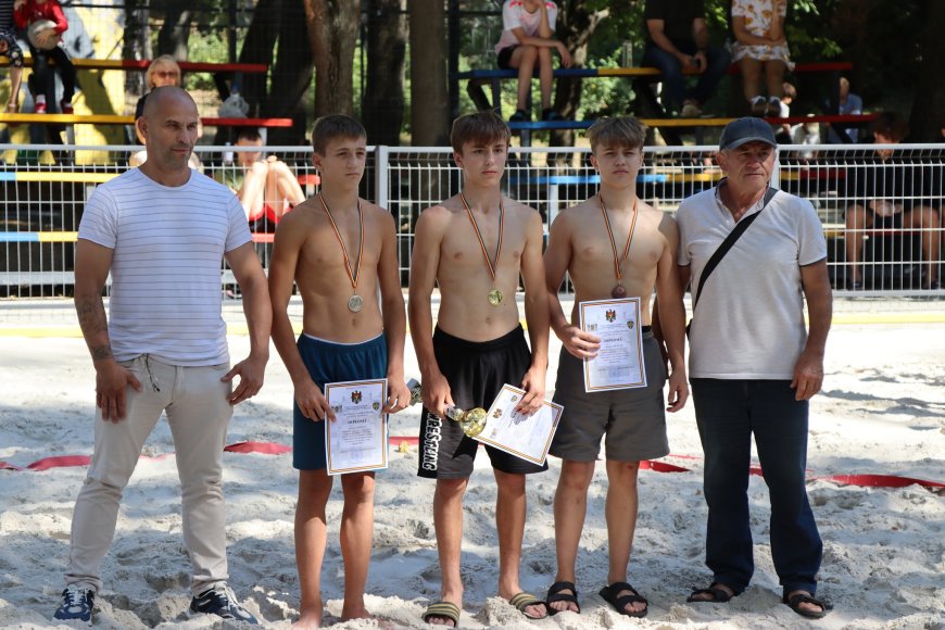 În acest week-end, în pădurea - parc „Dumitru Rîșcanu”, a avut loc Turneul la lupte pe plajă destinat categoriilor de vârstă U-15 și U-17.