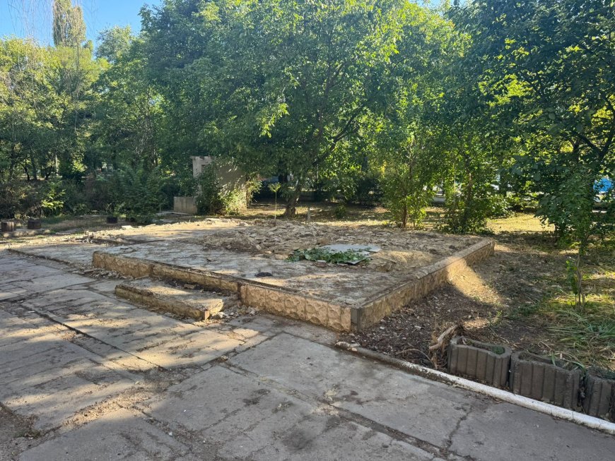Continuăm eliberarea spațiului public municipal de construcții neautorizate.