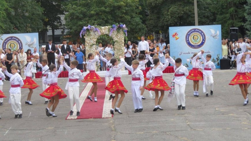 Începutul unui nou an școlar este o oportunitate minunată de a ne redescoperi, de a ne depăși limitele și de a ne împlini visele.