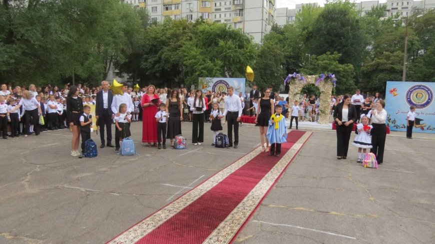 Începutul unui nou an școlar este o oportunitate minunată de a ne redescoperi, de a ne depăși limitele și de a ne împlini visele.