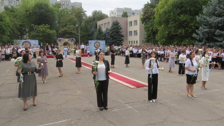 Începutul unui nou an școlar este o oportunitate minunată de a ne redescoperi, de a ne depăși limitele și de a ne împlini visele.