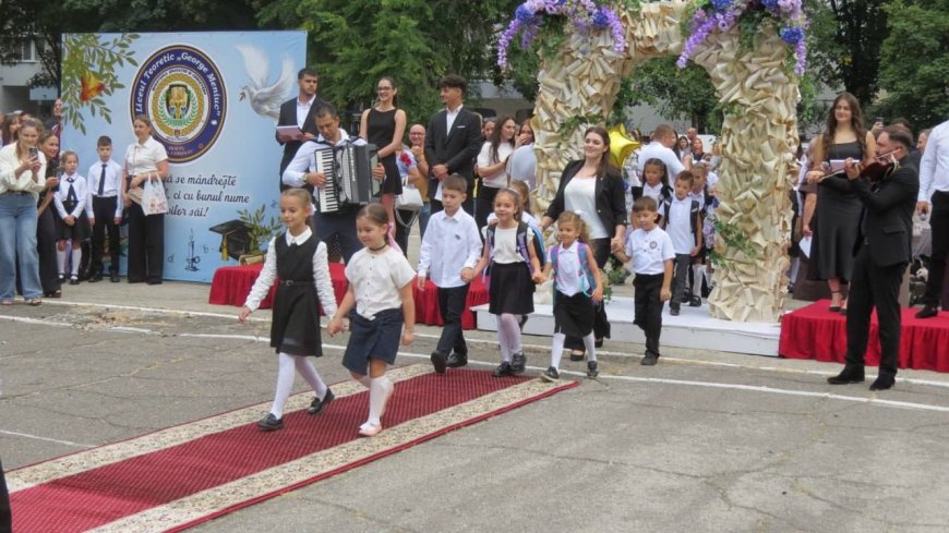 Începutul unui nou an școlar este o oportunitate minunată de a ne redescoperi, de a ne depăși limitele și de a ne împlini visele.