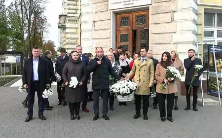 Depunere de flori la monumentul domnitorului Ștefan cel Mare și Sfânt, cu prilejul Hramului orașului Chișinău