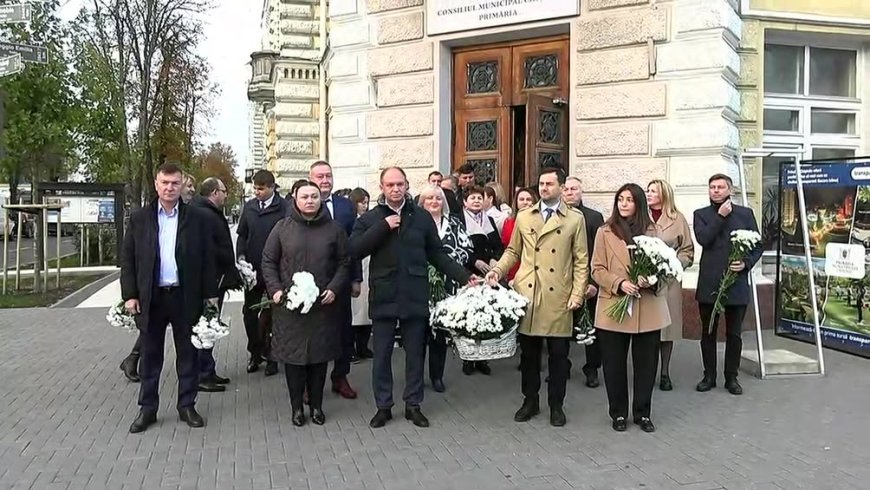 Depunere de flori la monumentul domnitorului Ștefan cel Mare și Sfânt, cu prilejul Hramului orașului Chișinău