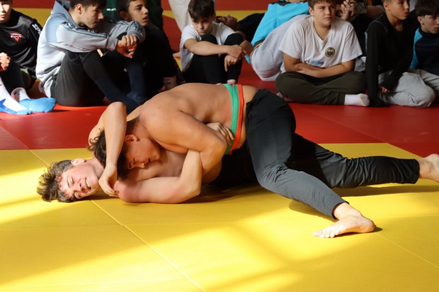 Campionatul deschis la „Trânta” (vârsta U-15) s-a desfașurat astăzi în sectorul Rîșcani al Capitalei, consacrat Hramului orașului Chișinău