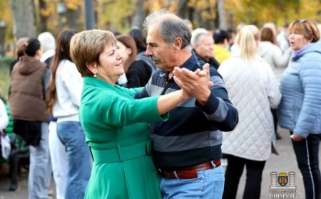 Dansuri în parc pentru seniori.