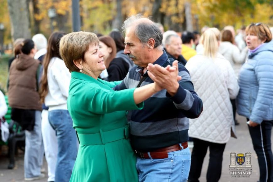 Dansuri în parc pentru seniori.