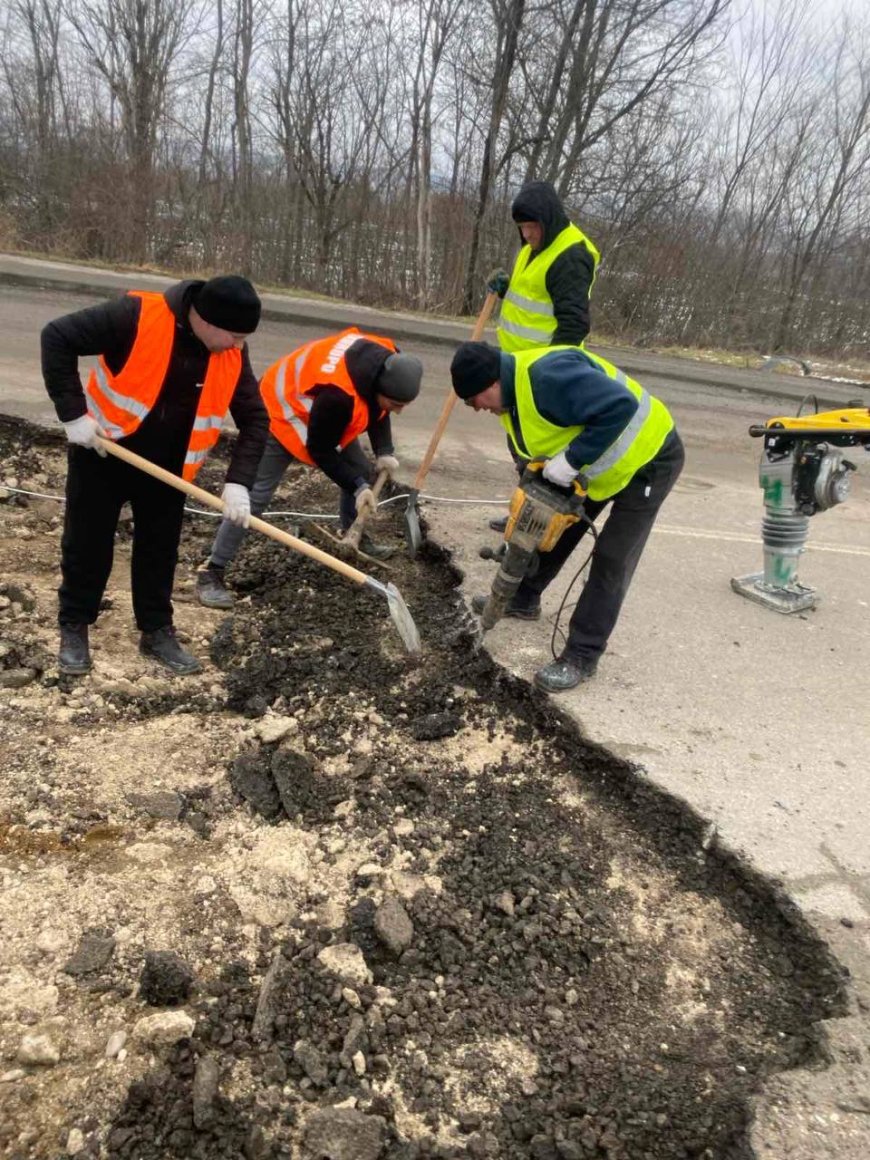 Astăzi, cât permite timpul, serviciile municipale intervin continuu la înlăturarea situațiilor de avariere de pe mai mul...