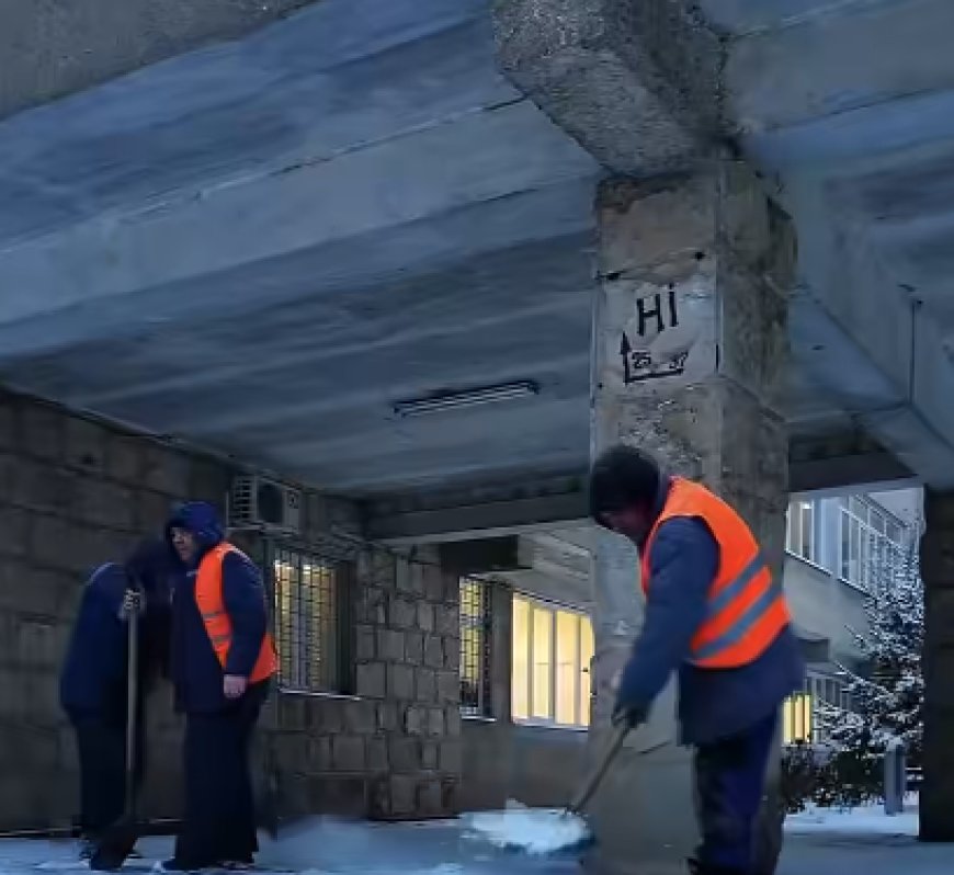 ????Sectorul Rîșcani  Mai multe echipe sunt dislocate în continuare pe străzi pentru îndepărtarea zăpezii și prevenirea fo...