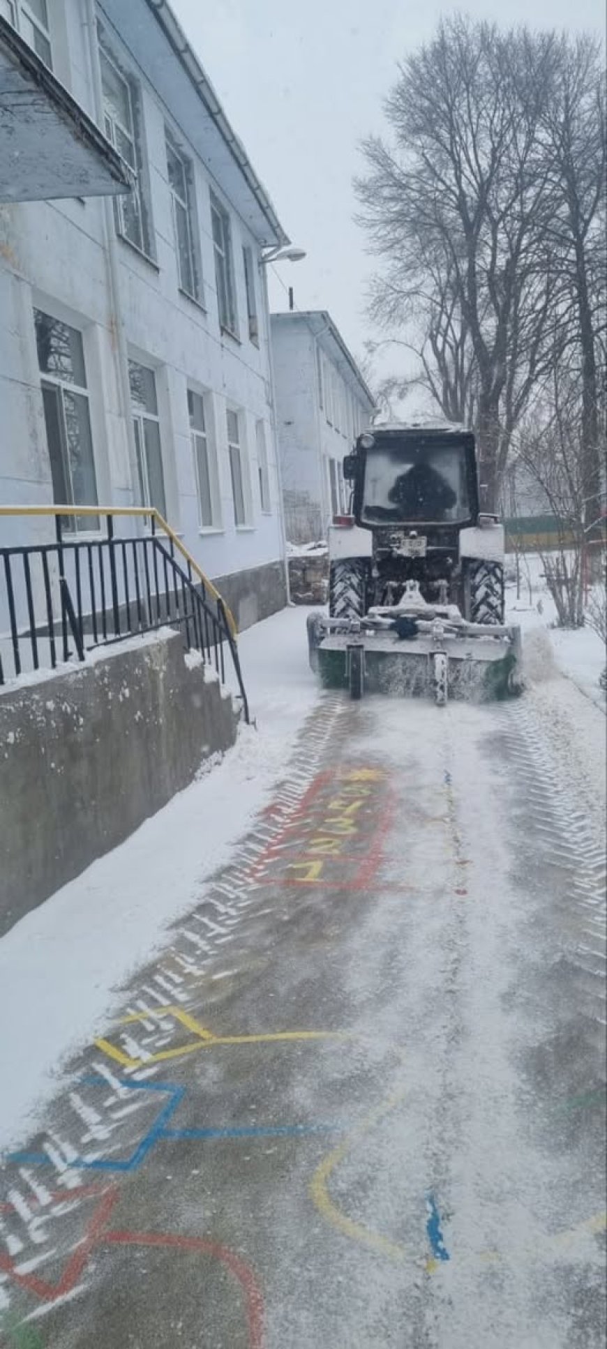 În preajma și pe teritoriul grădinițelor, școlilor și liceelor municipalei, se lucrează la deszăpezire și aplicarea mate...