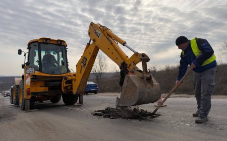 Lucrările de reparație a infrastructurii rutiere din Capitală continuă și în această săptămână, într-un ritm susținut...