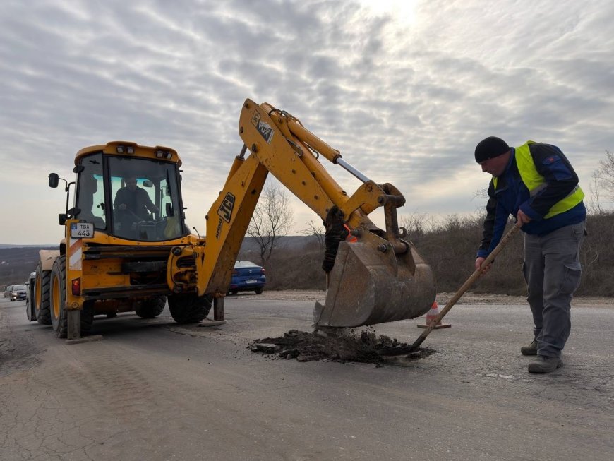 Lucrările de reparație a infrastructurii rutiere din Capitală continuă și în această săptămână, într-un ritm susținut...