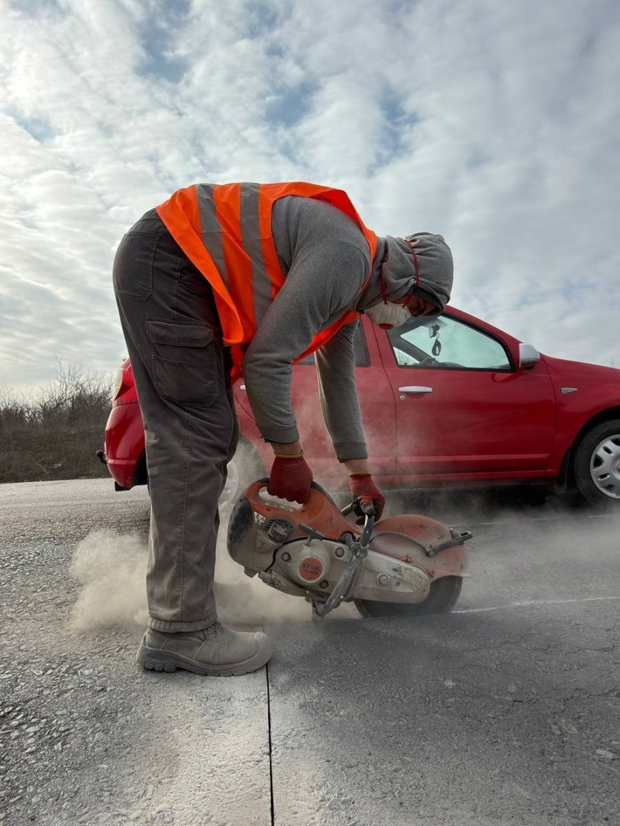Lucrările de reparație a infrastructurii rutiere din Capitală continuă și în această săptămână, într-un ritm susținut...