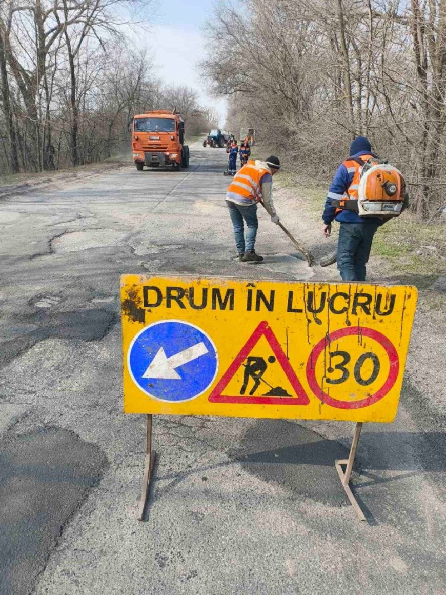 Lucrările de reparație a infrastructurii rutiere din Capitală continuă și în această săptămână, într-un ritm susținut...