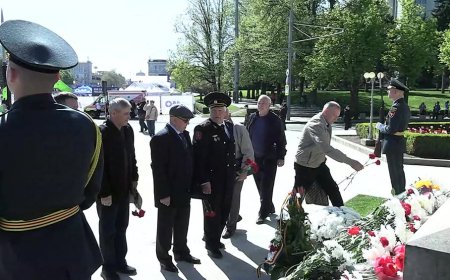 Depuneri de flori la monumentul lui Ștefan cel Mare și Sfânt, în memoria victimelor catastrofei de la Cernobîl *** Infor...