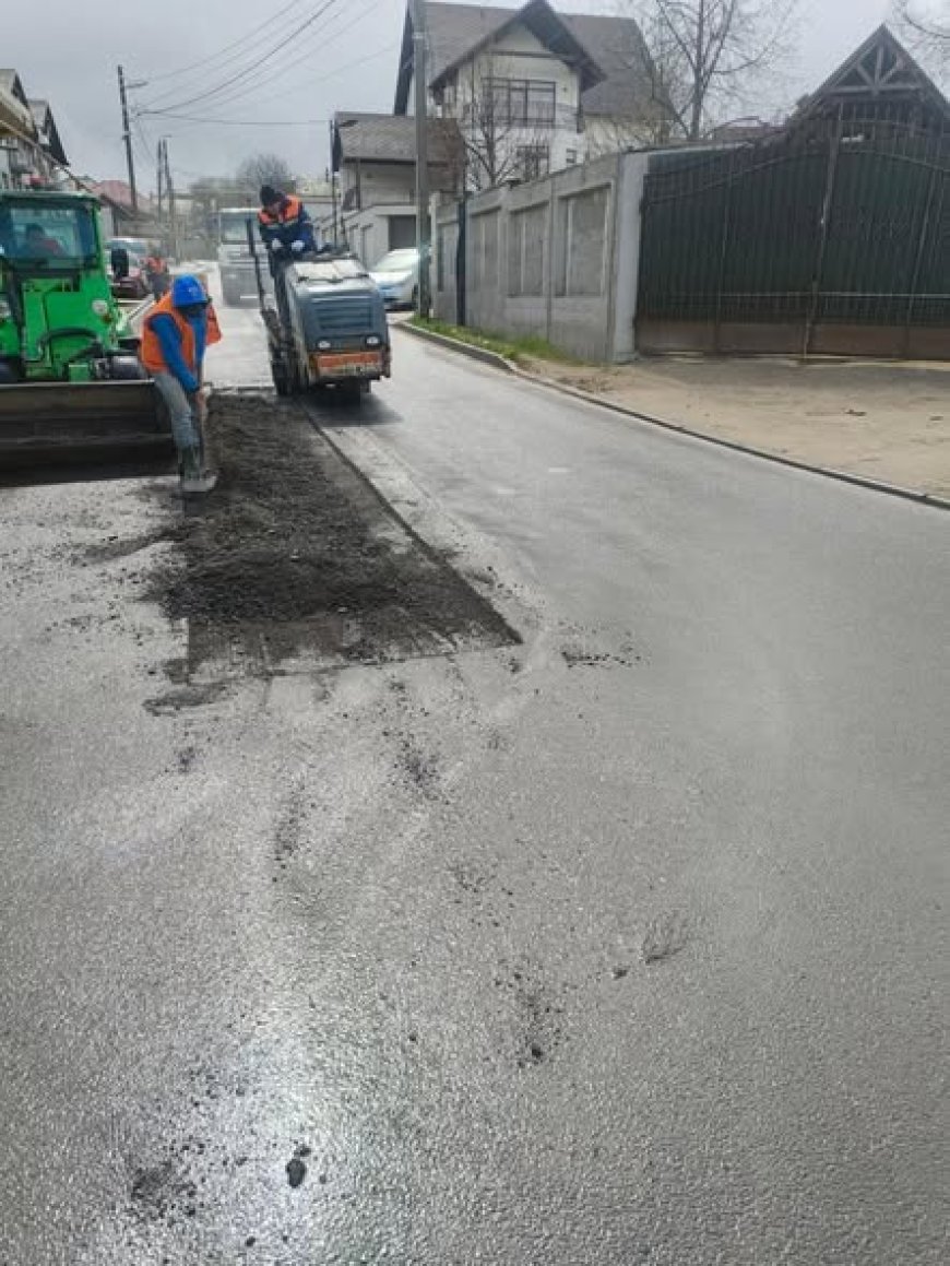 Primăria Chișinău informează că, serviciile municipale de profil continuă acțiunile de reabilitare a rețelei rutiere d...