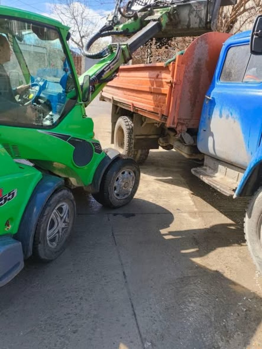Primăria Chișinău informează că, serviciile municipale de profil continuă acțiunile de reabilitare a rețelei rutiere d...