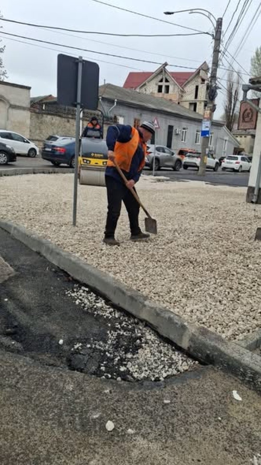 Primăria Chișinău informează că, serviciile municipale de profil continuă acțiunile de reabilitare a rețelei rutiere d...