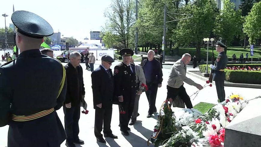 Depuneri de flori la monumentul lui Ștefan cel Mare și Sfânt, în memoria victimelor catastrofei de la Cernobîl *** Infor...