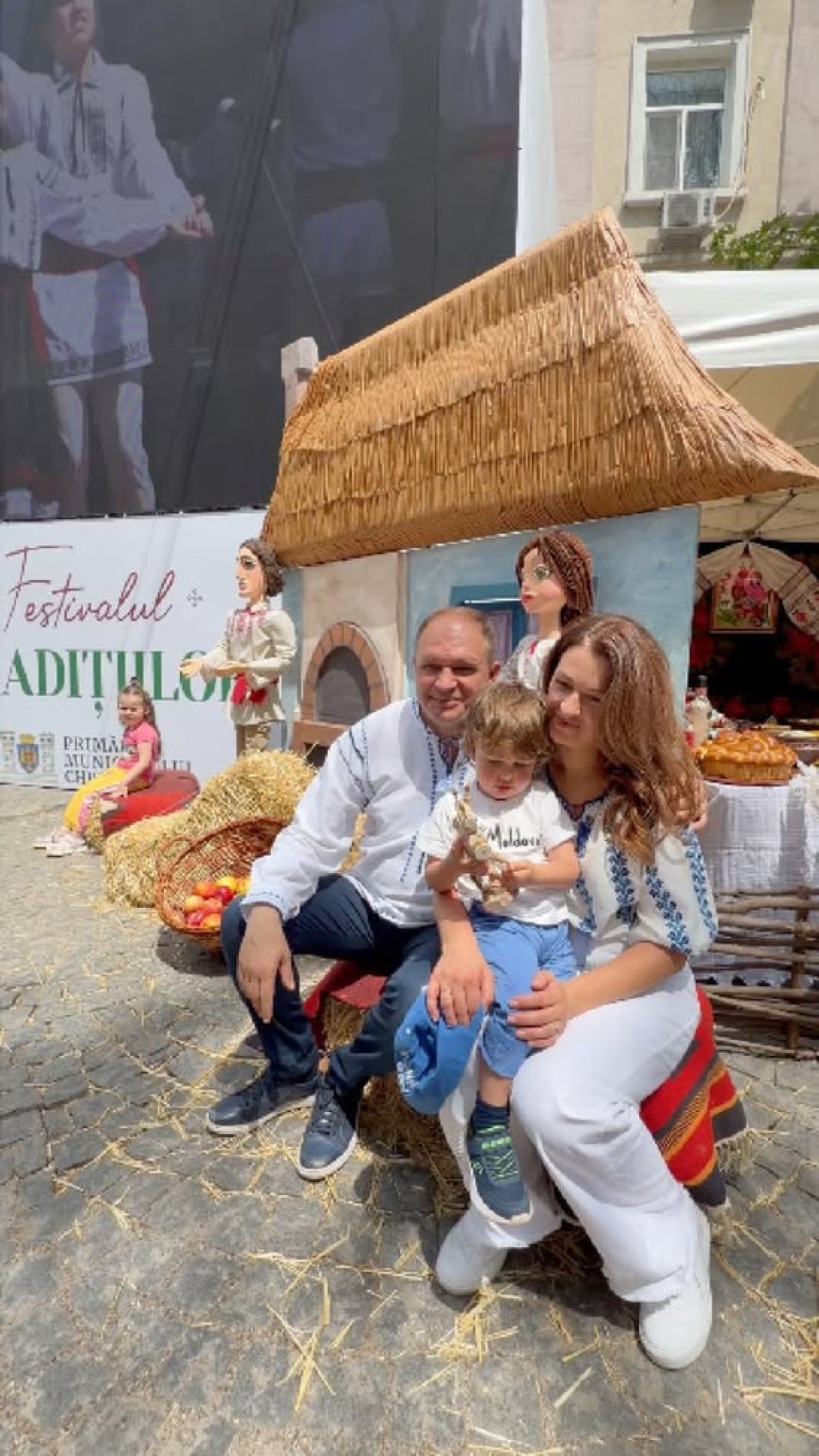 În aceste momente, mii de oameni sunt la Festivalul Tradițiilor organizat la Chișinău, în inima capitalei pe strada piet...