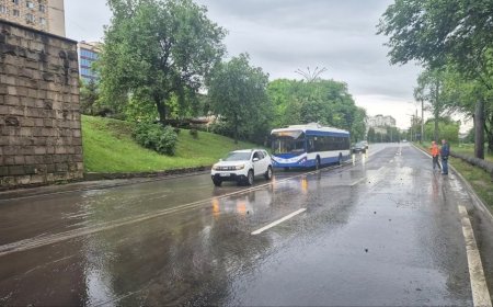 Din cauza ploilor puternice, în anumite intervale de timp, atunci când au loc descărcări electrice, unele porțiuni de st...
