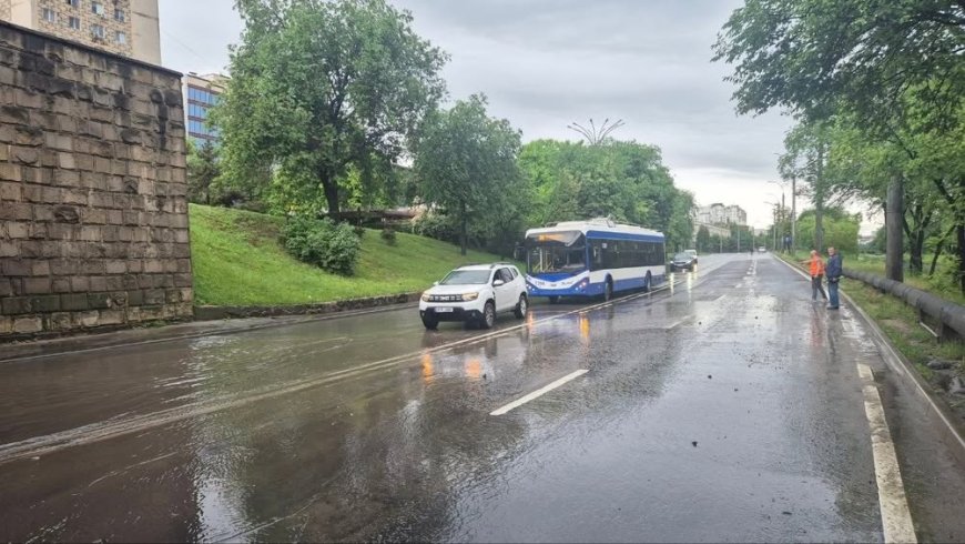 Din cauza ploilor puternice, în anumite intervale de timp, atunci când au loc descărcări electrice, unele porțiuni de st...