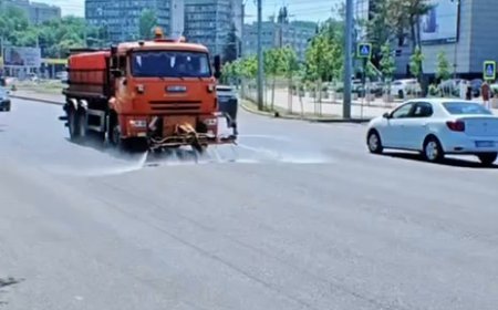 În zilele toride străzile din Chișinău sunt stropite cu apă tehnică.