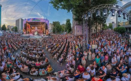 Atmosfera pieselor cântate de zeci de generații a cuprins, aseară, strada pietonală Eugen Doga, la Festivalul „Te salut,...