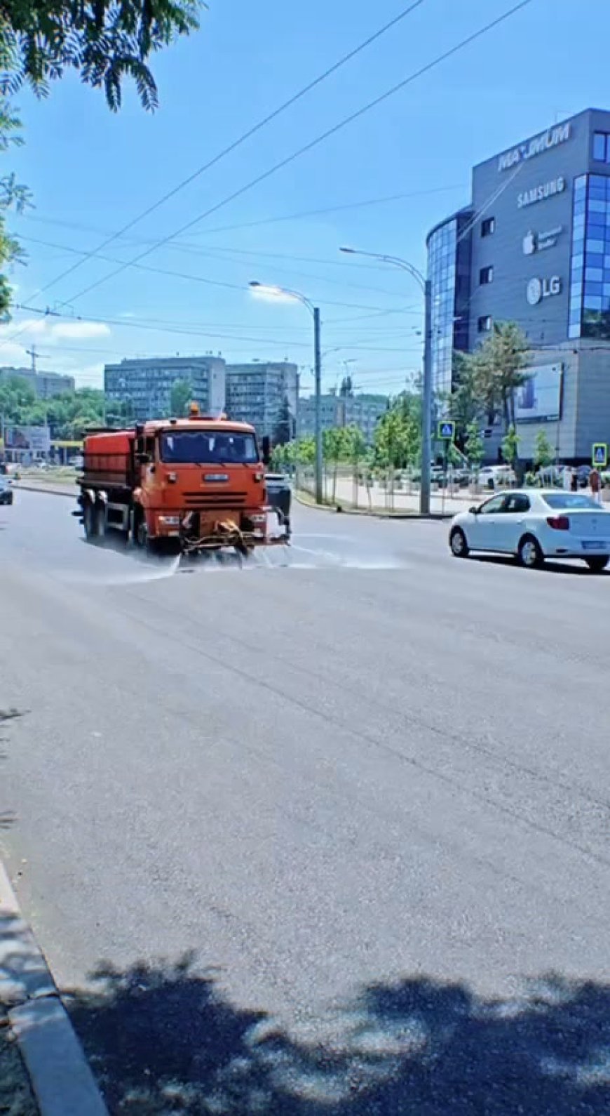 În zilele toride străzile din Chișinău sunt stropite cu apă tehnică.