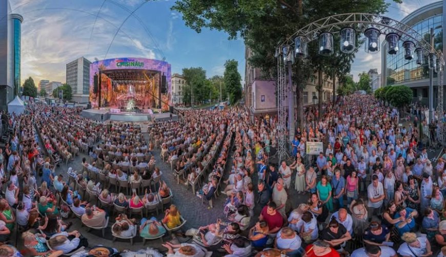 Atmosfera pieselor cântate de zeci de generații a cuprins, aseară, strada pietonală Eugen Doga, la Festivalul „Te salut,...