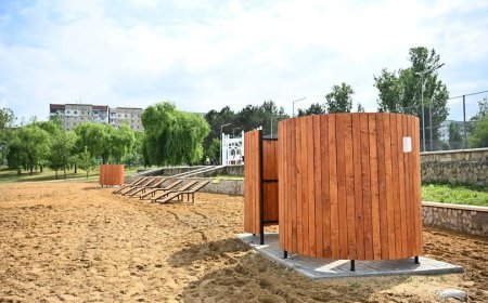 Toate plajele aflate în gestiunea municipalității, din preajma bazinelor acvatice din Chișinău, sunt amenajate pentru se...