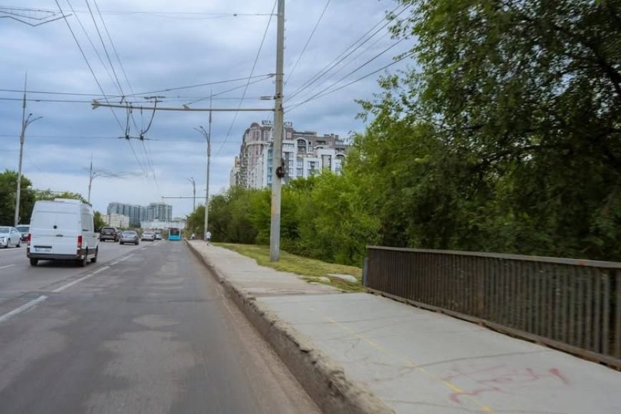 Pe podul de pe bd. Renașterii Naționale au început reparațiile. De astăzi au început lucrările de reabilitare a trotuaru...